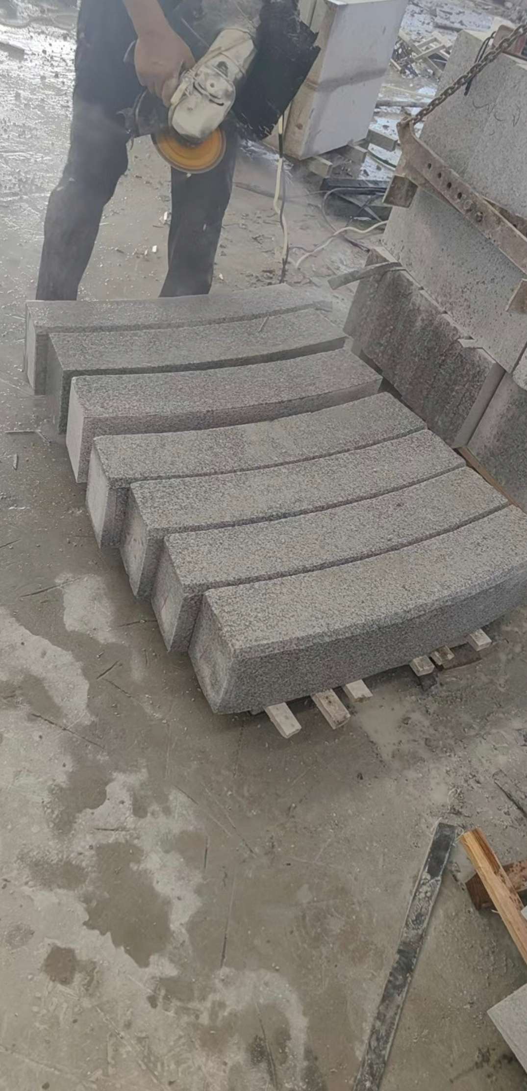 东营芝麻白弧形路牙石